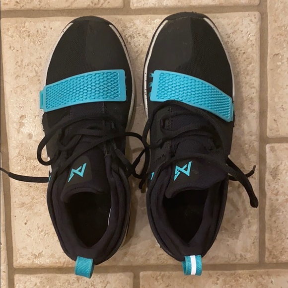 6.5 Nike youth boys shoes gently used - Picture 2 of 3